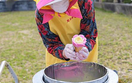 売り子さんが児玉冷菓のババヘラアイスを販売する様子