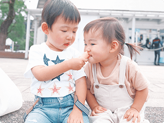 アイスを食べる兄妹